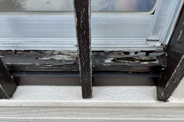 雨漏りの初期症状：サッシの劣化や雨染み