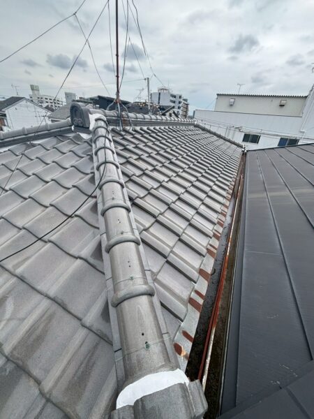 大津市にて棟瓦からの雨漏り修理 施工前