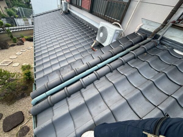 大津市にて築46年瓦屋根雨漏り修理〈下屋根の瓦ズレを補修〉 施工前