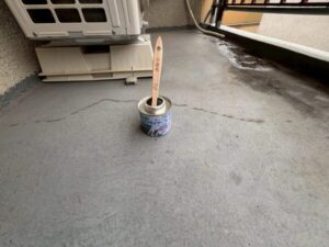 大津市にて雨漏り修理〈ベランダのクラック補修と防水工事〉 施工前