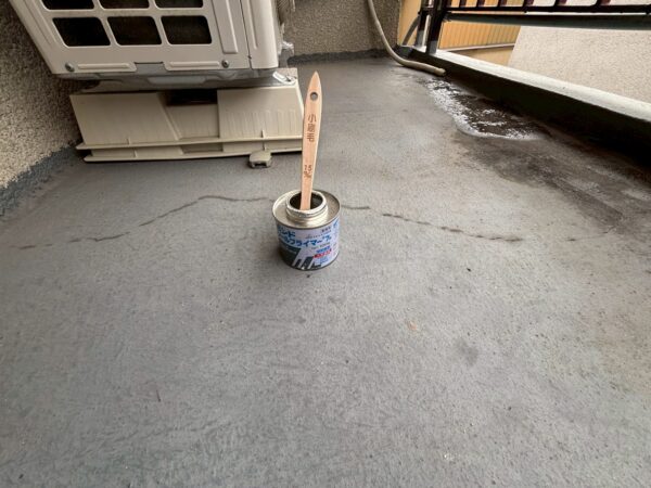 大津市にて雨漏り修理〈ベランダのクラック補修と防水工事〉 施工前