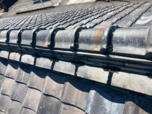 大津市にて雨漏り修理〈冠瓦の隙間をラバーロック工法で補修〉 施工後